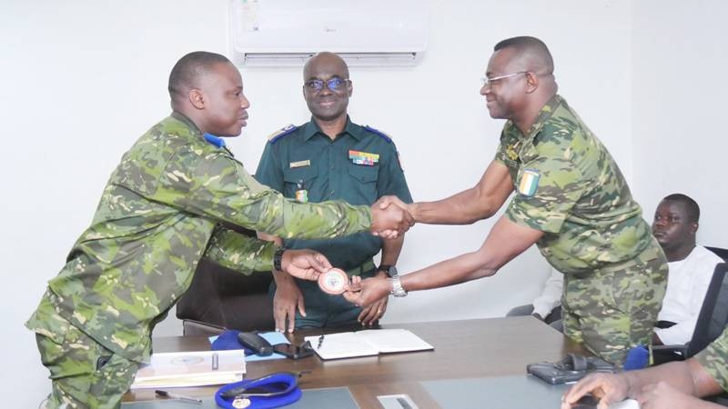 Le Lieutenant-colonel Bah Sessanhoudja Venceslas (à gauche) recevant des mains du Colonel Bodjo Assagou Jean-Marie, lors de la passation des charges, l'écusson de bras du BIPA, sous le regard approbateur du représentant du Cemga, l’Intendant Colonel-major Agré Djindji Blaise. (Ph: BIPA)
