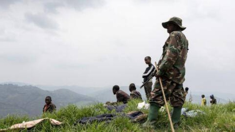 Un soldat du M23 se tient près des mines de coltan de Rubaya, au Nord-Kivu, le 5 mars 2025 (image d'illustration). AFP - CAMILLE LAFFONT