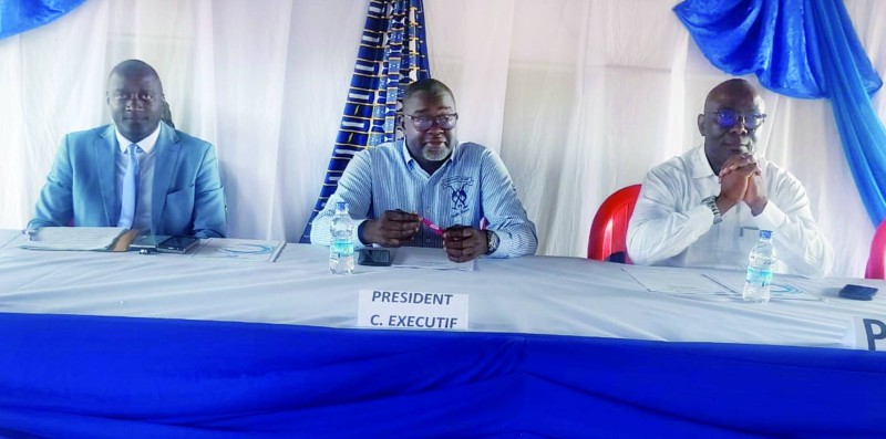 Yssouf Diabaté (à l’extrême gauche) a suivi avec beaucoup d’intérêt les travaux de "Agir Fc de Guibéroua". (Ph: Dr)