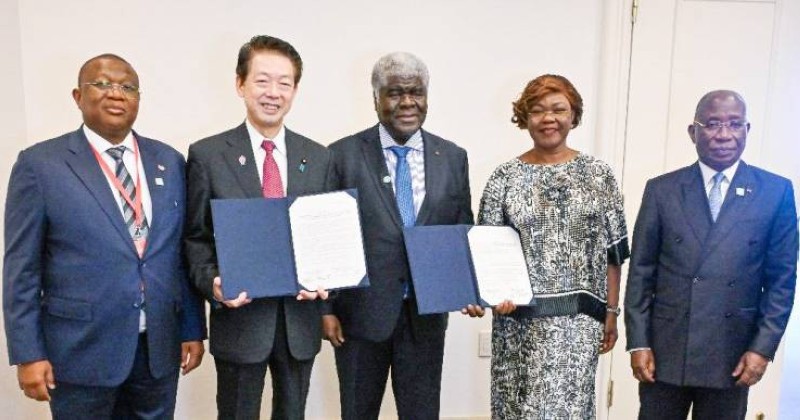 Le Premier ministre ivoirien et le ministre japonais de l’Économie, du Commerce et…
…de l’Industrie, fiers d’établir un nouveau cadre de collaboration. (Ph: Primature)