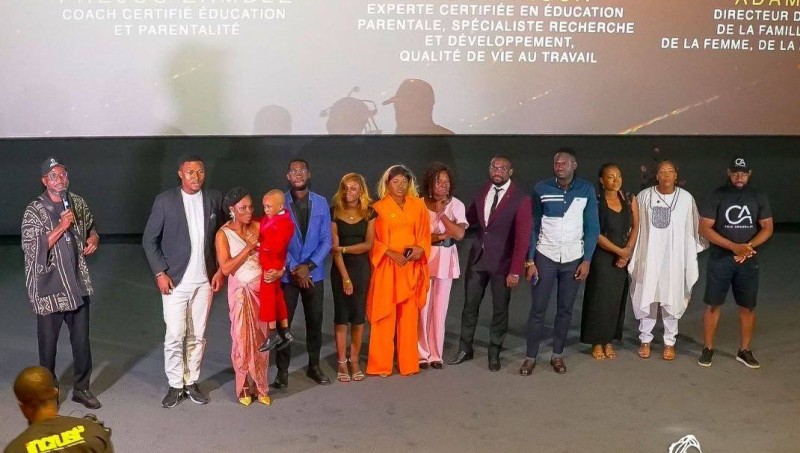 O. Assi (avec le micro) et tous les acteurs du film (Ph: Dr)