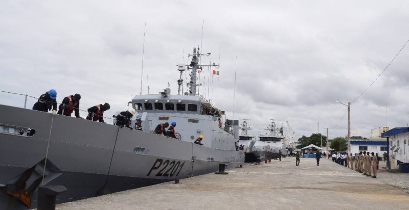 Le PHM Contre-Amiral Fadika appareillant sous les acclamations lors du lancement d’ANOUANZÉ 2025