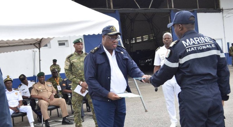 Le Vice-Amiral N’Guessan Kouamé Célestin remettant solennellement l’ordre de mission aux équipages.