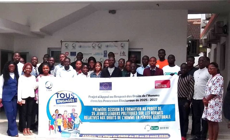 Photo de famille des participants à l’atelier de formation organisé par le CNDH et l’Union européenne, les 25 et 26 août 2025, à Cocody.