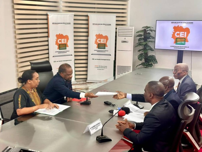 Le professeur Dano Djédjé a remis le dossier de Laurent Gbagbo. (Ph: Dr)