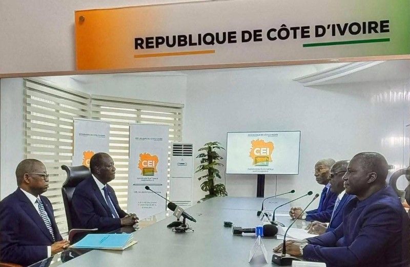 Alassane Ouattara lors du dépôt de sa candidature