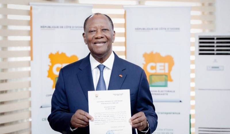 Le Président Alassane Ouattara présentant son récépissé de candidature. (Ph: Dr)