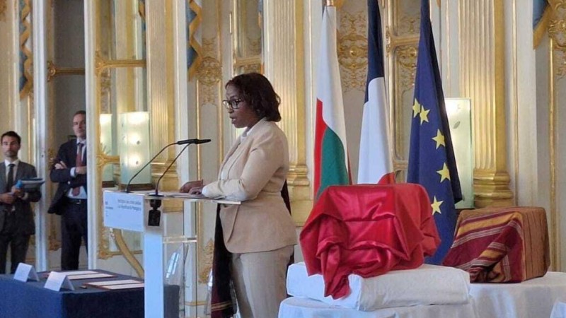 La ministre de la Culture et de la Communication de Madagascar, Volamiranty Donna Mara, s’exprimant le 26 août 2025 à Paris, au ministère français de la Culture, lors de la restitution de trois crânes sakalava par la France à Madagascar. © Aram Mbengue/RFI 