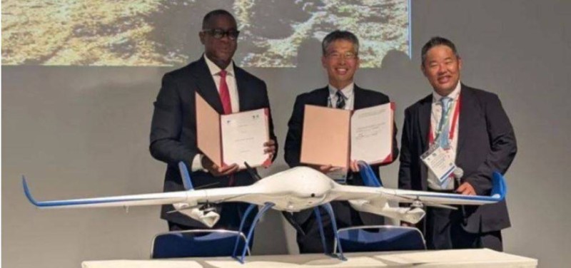 L’accord a été signé par Solomon Quaynor, vice-président du Groupe de la Banque africaine de développement chargé du Secteur privé, de l’Infrastructure et de l’Industrialisation, et Kohtaro Sabe, président-directeur général de l’entreprise Aerosense Inc. (Ph:DR)
