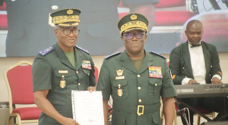 Le général de division Dem Ali Justin (à gauche) tenant fièrement sa distinction en présence du général de corps d'armée Lassina Doumbia. (Ph: BIPA)