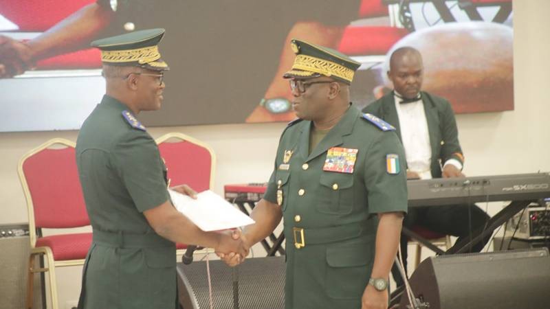 Le général de corps d'armée Lassina Doumbia félicitant son adjoint. (Ph: BIPA)