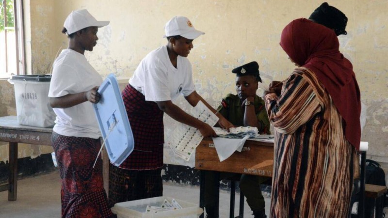  Un bureau de vote dans une école à Dodoma, en Tanzanie, le 28 octobre 2020. (Image d'illustration) Les Tanzaniens sont de nouveau appelés aux urnes le 29 octobre 2025 pour des élections présidentielle et législatives. © Stringer / AP 