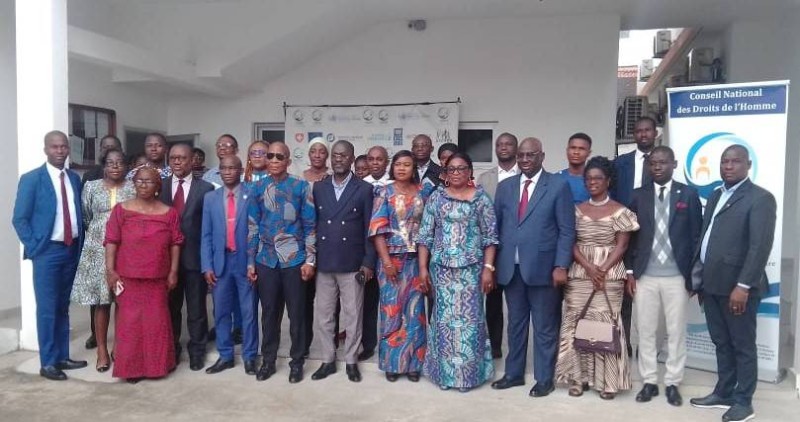 Photo de famille regroupant les participants, formateurs et responsables du CNDH à l’issue de la session.
