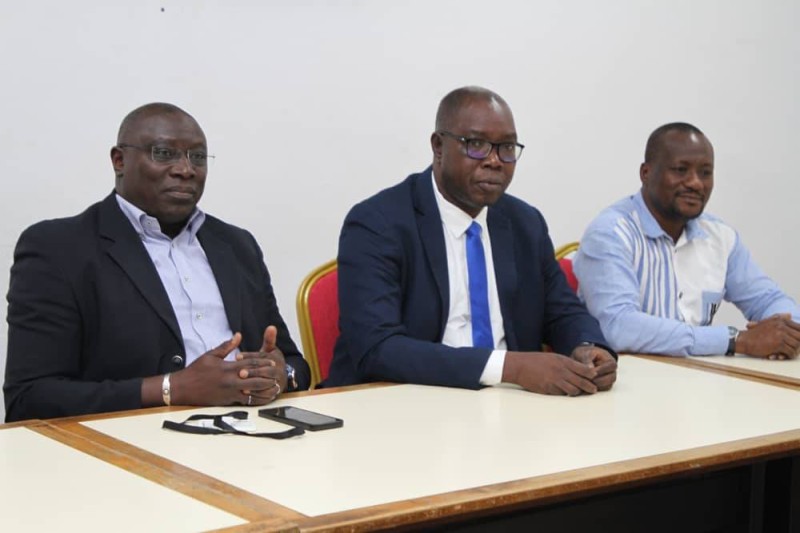 Le Dga de Fraternité Matin, Adama Koné, a reçu la délégatation conduite par Jean-Claude Coulibaly. (Ph: Joséphine Kouadio)
