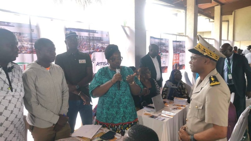 ...lors de la présentation du stand du Mclu au secrétaire général 1 de la préfecture de région