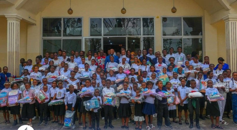 Les enfants adventistes, lauréats de la journée de récompense, brandissant leurs kits scolaires. (Ph: Dr)