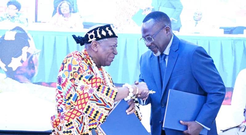 Sa Majesté Amon Tanoé, président de la Cnrct, et Jean-François Basse, Représentant de l’Unicef en Côte d'Ivoire, ont signé la déclaration d’engagement. (Ph: Dr)