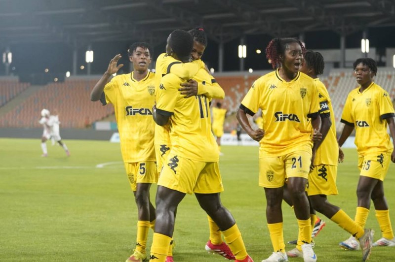 Ouédraogo Habibou congratulant Ami Diallo sur son but à la quatrième minute du match. (Ph: Dr)