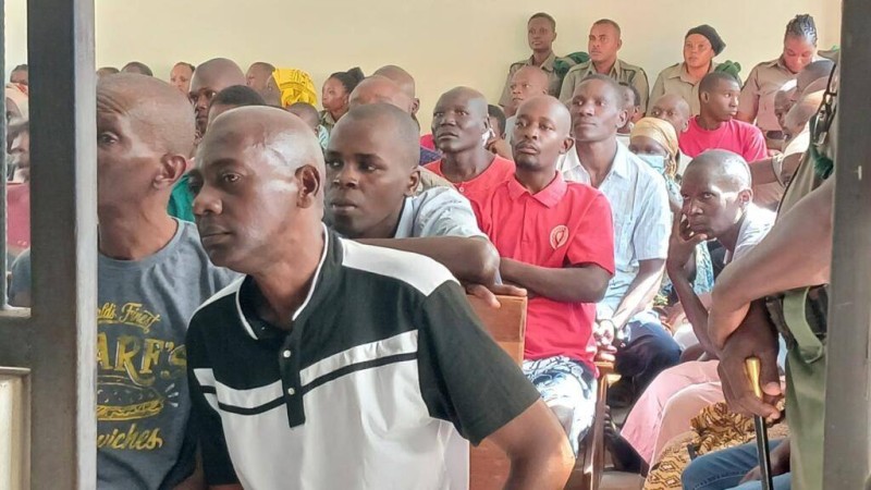  Paul Mackenzie au premier plan (en polo noir et blanc) et des co-accusés au procès pour «terrorisme» du massacre de Shakahola, le 8 juillet 2024 à Mombasa. © Gaëlle Laleix/RFI 