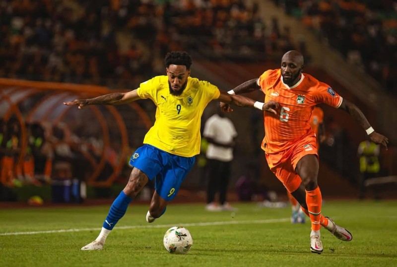 Pierre-Emerick Aubameyang dans un duel face à Seko Fofana (l'unique buteur de la dernière rencontre contre le Gabon à Korhogo) en juin 2024 lors de la 3è journée des qualifications du Mondial 2026.
