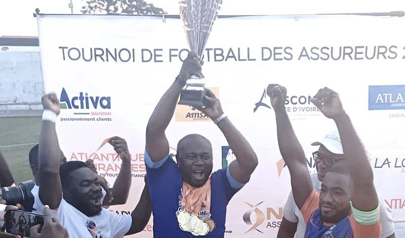 Romuald Kouassi, le patron de Gna-ci, trophée en main, était aux anges après la victoire de son équipe. (Ph: Dr)
