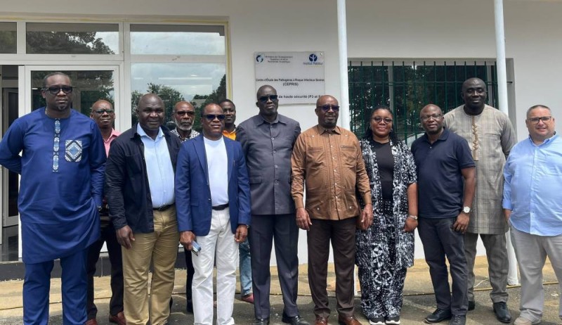 Photo de famille à l’issue de la visite stratégique du Directeur Exécutif du CRSCM-CEDEAO, Dr Diarrassouba Mamadou, au CEPRIS à Adiopodoumé, aux côtés du Pr Meité Syndou, Directeur de l’Institut Pasteur de Côte d’Ivoire, et des équipes scientifiques