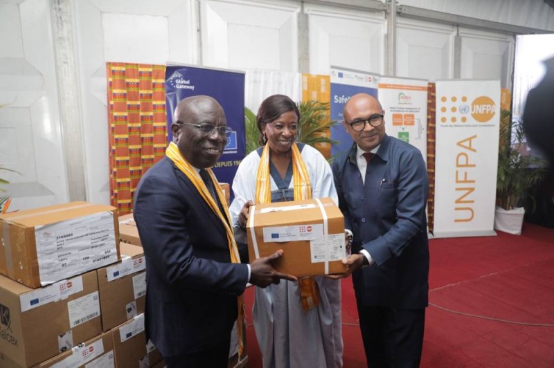 Le directeur de cabinet du ministre de la Santé, de l'Hygiène publique et de la Couverture maladie universelle, Charles Aka Koffi, a réceptionné les lots de médicaments. (Ph: Dr)