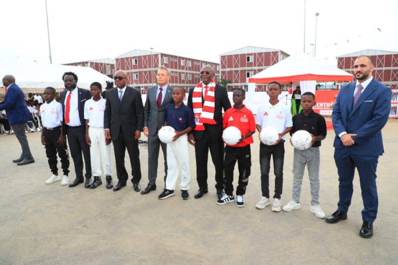 Le minsitre Adjé Silas Metch ( au centre ) a invité les premiers pensionnaires de Benfica Campus Côte d'Ivoire à mettre du sérieux dans leur formation