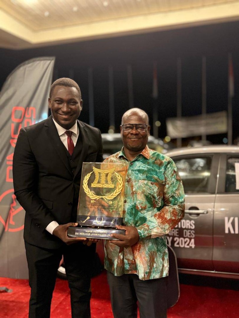 Il a reçu les félicitations de son mentor, Venance Konan, lors de la Nuit des Ebony 2024