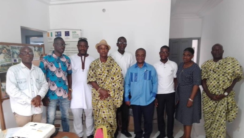 Les acteurs institutionnels, experts et représentants des communautés locales réunis lors de la conférence de presse sur la conservation durable de la mangrove, le 11 septembre 2025, à Cocody-Palmeraie.