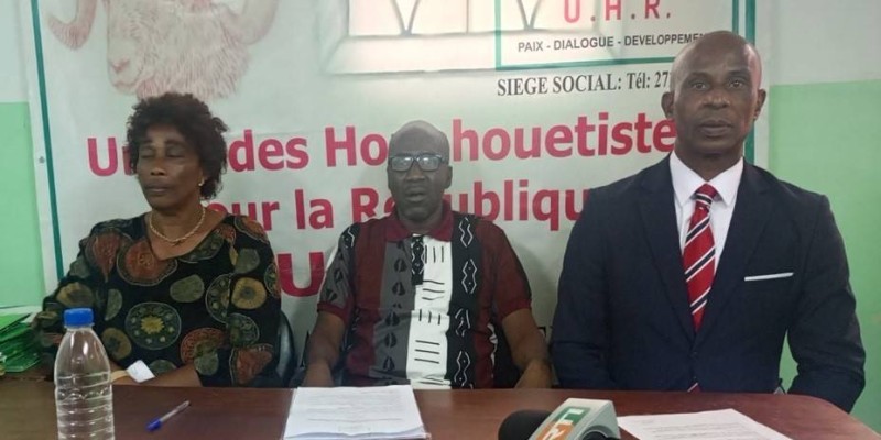 Valy Touré (au centre), le président du parti