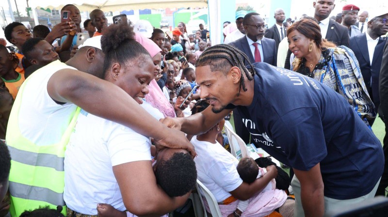 Sébastien Haller a donné l’exemple en vaccinant quelques enfants. (Ph: Dr)
