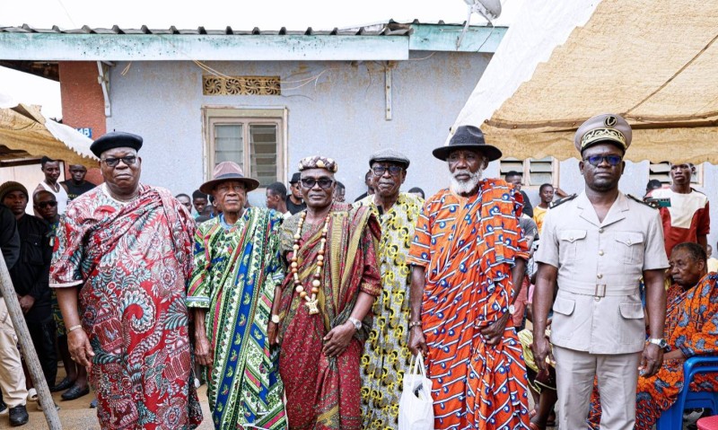 Le ministre Laurent Tchagba (1er de la gauche vers la droite), entouré des autorités coutumières, religieuses et administratives, lors de la cérémonie de passation de commandement coutumier à Abadjin-Doumé.