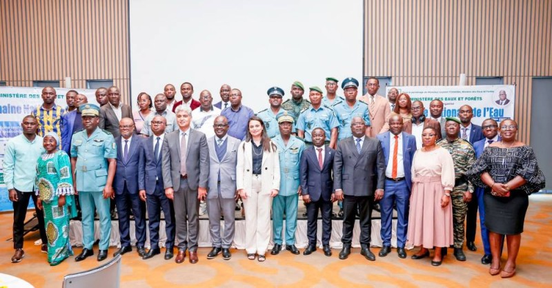 Photo de famille des participants à la 10ᵉ édition de la Semaine nationale de l’eau, tenue du 15 au 21 septembre 2025 à Abidjan, autour du thème de l’innovation technologique pour une gestion durable des ressources hydriques.