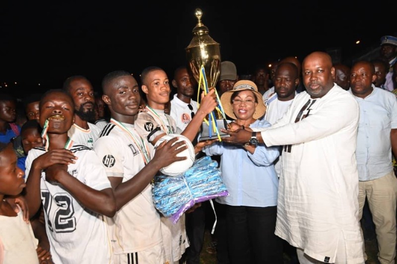 Les vainqueurs ont reçu leur coupe. (Ph: Dr)