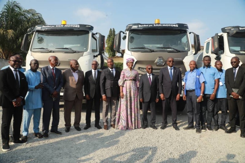 Ces camions citernes (en arrière plan) représentent un outil ponctuel mais efficace de soulagement des besoins en eau des populations. (Ph: Dr)