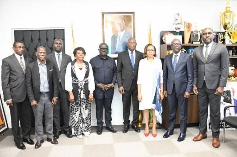 Photo de famille réunissant les délégations ivoirienne et bissau-guinéenne après la cérémonie de signature.