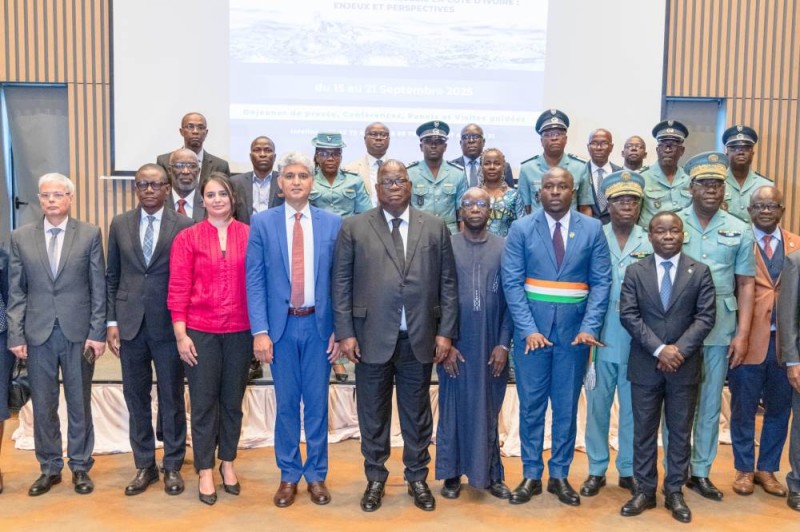 Photo de famille de la 10ᵉ Semaine nationale de l’eau 2025 autour du ministre Laurent Tchagba et des partenaires techniques et financiers.
