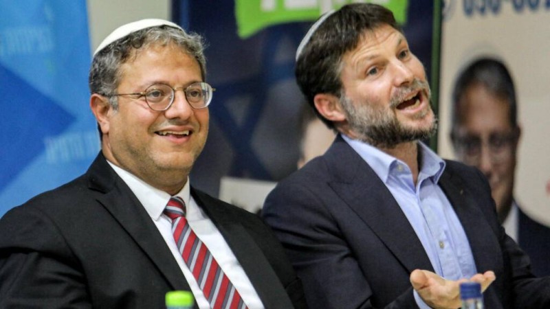  Les deux ministres d'extrême droite sont concernés par les sanctions proposées par la Commission européenne. Ici, Itamar Ben-Gvir, député israélien d'extrême droite et chef du parti Otzma Yehudit (Pouvoir juif), et Bezalel Smotrich, député israélien d'extrême droite et chef du Parti sioniste religieux, participent à un rassemblement avec leurs partisans dans la ville de Sderot, dans le sud d'Israël, le 26 octobre 2022. AFP - GIL COHEN-MAGEN 
