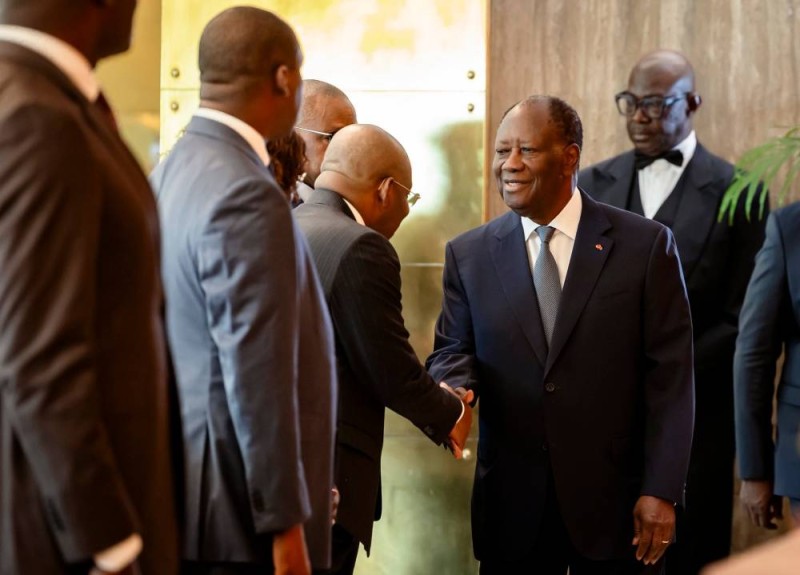 Le Président de la République, Alassane Ouattara, saluant les membres du gouvernement. (Ph: Dr)