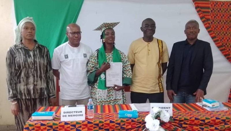 Doumbia Alimata lors de la soutenance de son mémoire à l’INSFS, couronnée par la mention « Très bien » avec félicitations du jury.