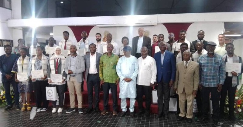 Les 16 étudiants de la 5ᵉ promotion de l’École d’architecture d’Abidjan posant avec leurs diplômes, le 9 septembre 2025.