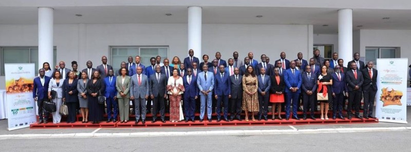 Photo de famille des officiels et partenaires lors du lancement du FCTC Électricité pour tous (EPT 2025-2040).