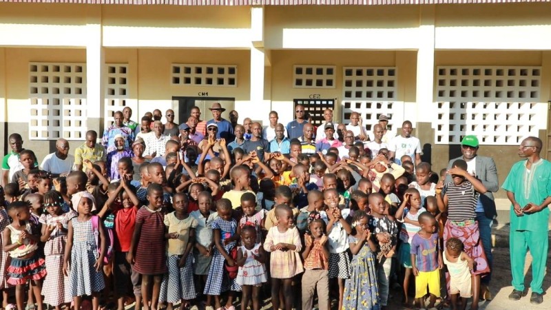 Donateurs, responsables administratifs, coutumiers et scolaires ont partagé la joie des bénéficiaires (Ph: DR)
