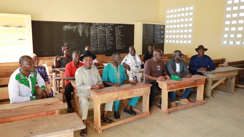 Les responsables du village dans l’une des salles de classe