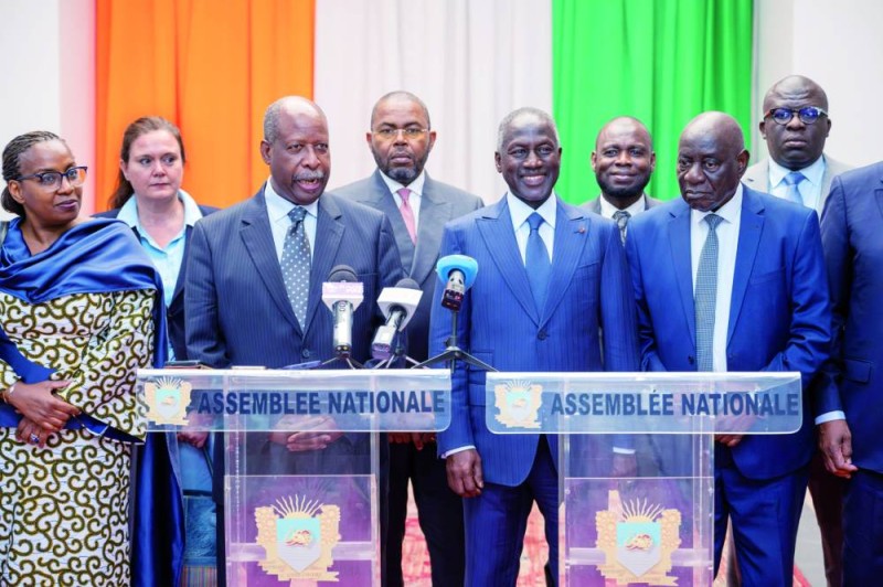 Adama Bictogo et Leonardo Santos Simao entourés de leurs proches collaborateurs à l’Assemblée nationale. DR
