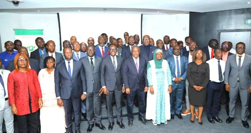 Photo de famille à l’issue de l’atelier de présentation du Projet d’Appui au Renforcement de l’Administration électronique (PARAE), le 18 septembre 2025 à Abidjan-Plateau, en présence des représentants des ministères, institutions partenaires et acteurs du numérique.