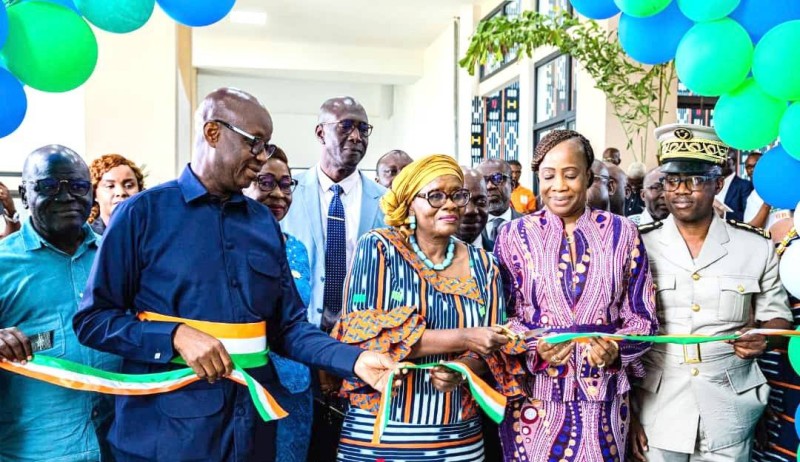 Moment symbolique de la coupure du ruban marquant l’ouverture officielle du Bureau régional du CEPICI à Bouaké.