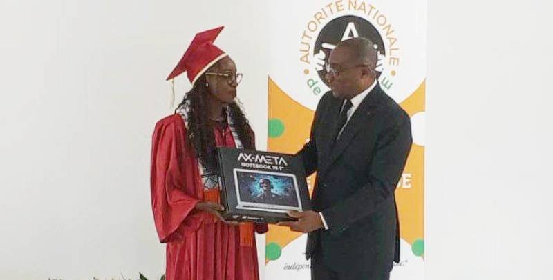 La major Danielle Seri recevant son prix des mains de l’ambassadeur Claude Sahy Soumahoro.