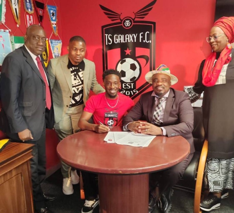 Dao Gabala (à l'extrême droite) fait partie des témoins de cette signature de contrat entre le joueur et son nouveau club. (Ph: Dr)